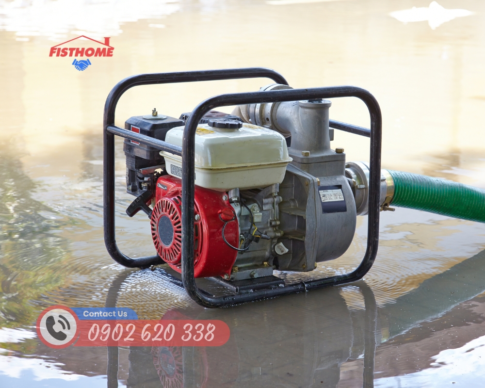 Đội thợ sửa máy bơm nước bị kêu to