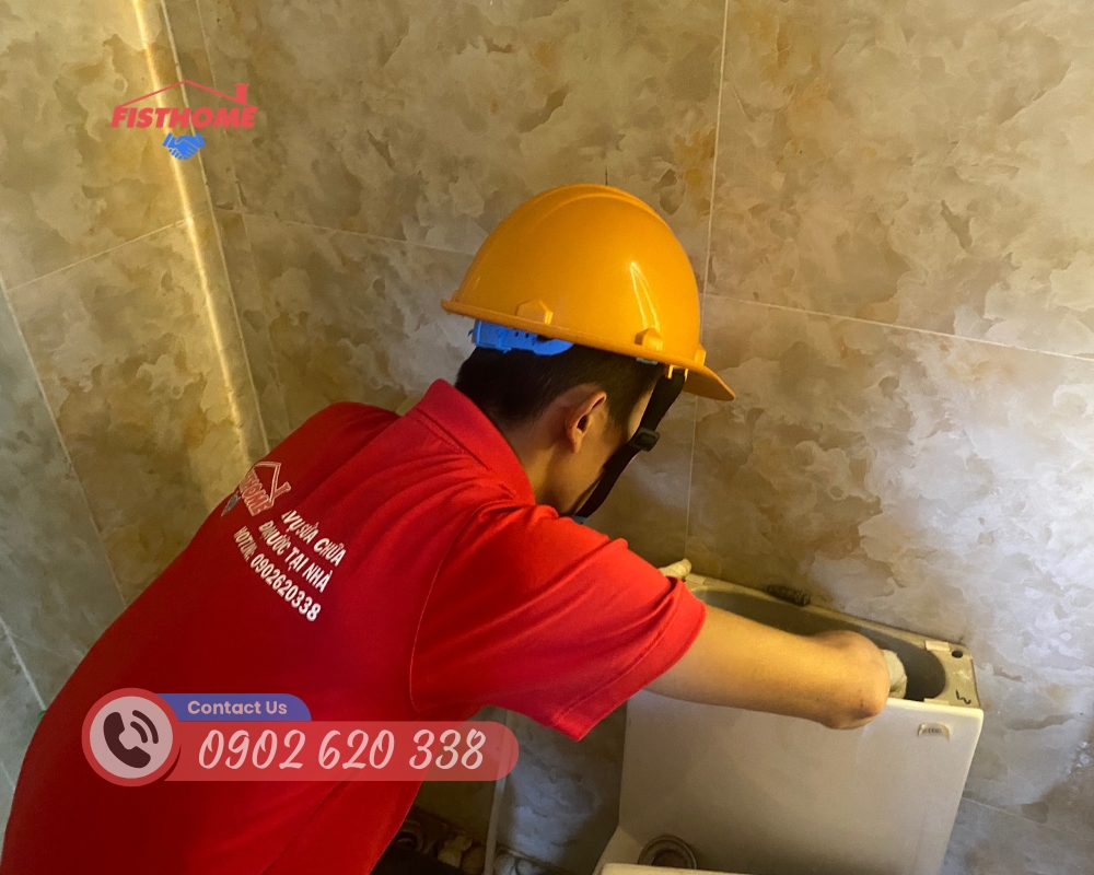 Đội thợ chuyên sửa vòi nước bị rò rỉ